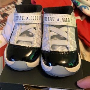 Jordan 11 Retro Black and White Concord